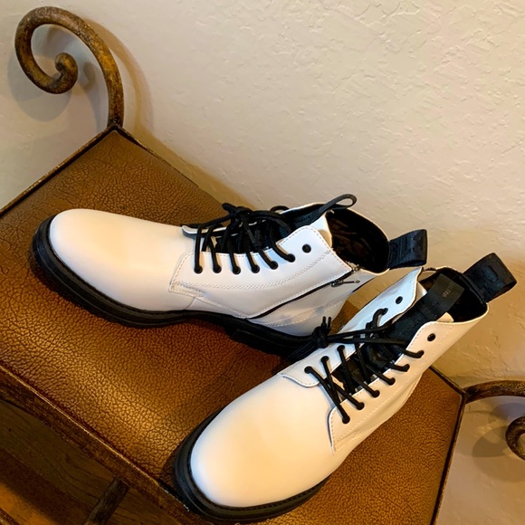 Brand New Rare Steve Madden Monstro White Leather Chic Boot Black Soles& Strings - Picture 2 of 8